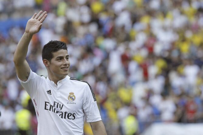 James Rodríguez saluda a los aficionados del Santiago Bernabéu