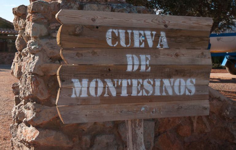 La Cueva de Montesinos se encuentra a 5 kilómetros de Ossa de Montiel