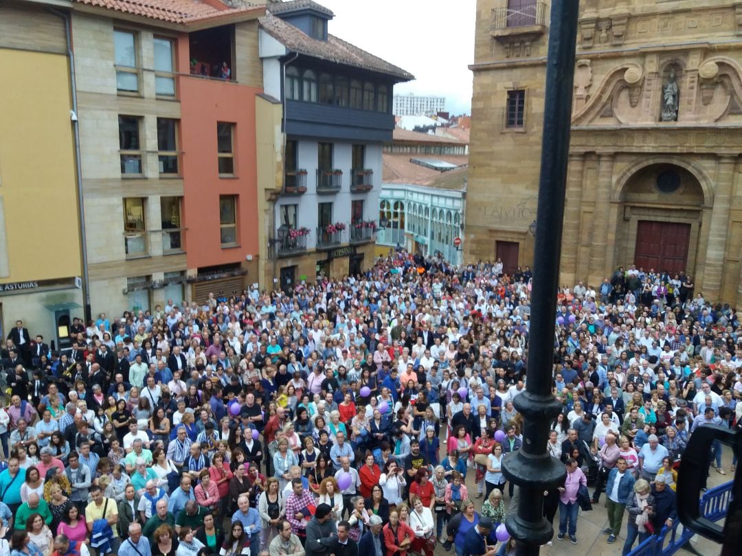 Los ovetenses concentrados bajo los balcones del Ayuntamiento de Oviedo para escuchar el pregón de las Fiestas de San Mateo del año pasado.