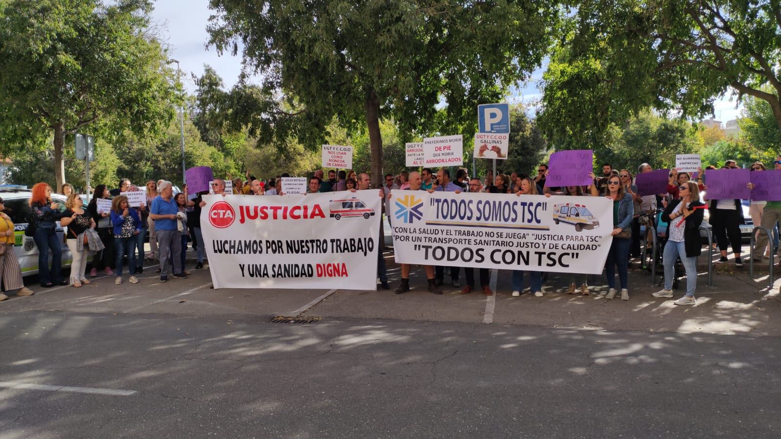 Los trabajadores afectados por la no subrogración en la empresa de transporte sanitario de Córdoba protestan ante la delegación de Salud y Consumo de la Junta de Andalucía en Córdoba