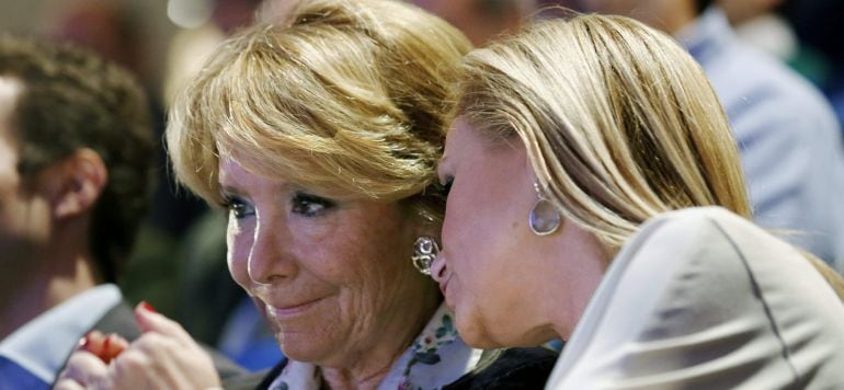 La presidenta del PP de Madrid, Esperanza Aguirre (i), y la presidenta de la comunidad madrileña, Cristina Cifuentes, durante un mitin con militantes de los populares de Madrid en el que se hizo balance de los primeros meses del Gobierno popular en la región, aunque con la mirada puesta en el 20-D.