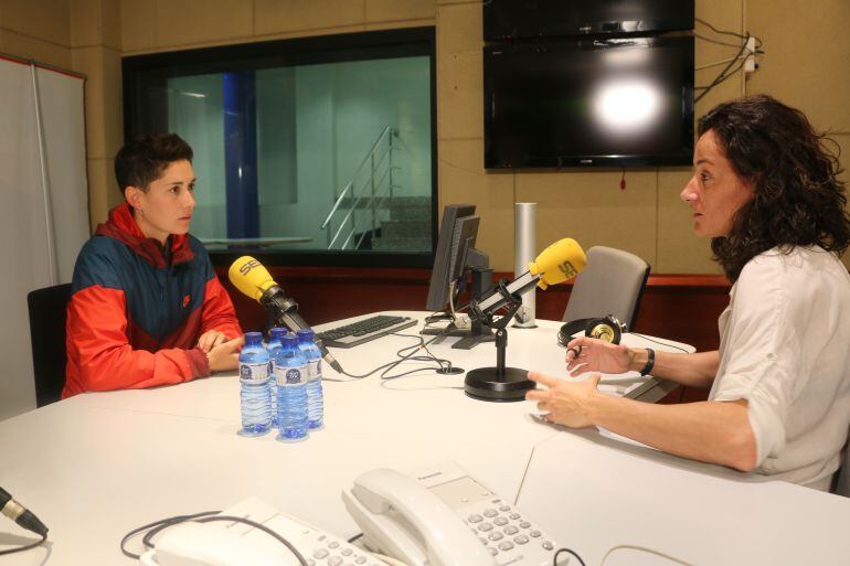 Laura Ràfols i Laia Palau, als estudis de Ràdio Barcelona.