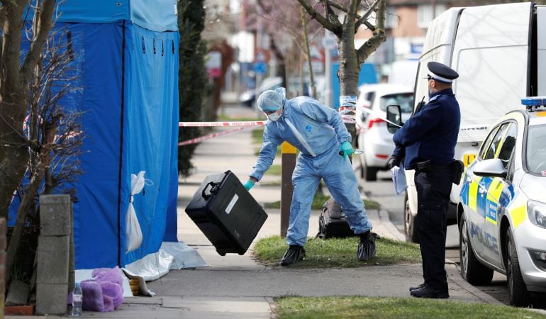 Los forenses investigan en la casa de Nikolai Glushkov.