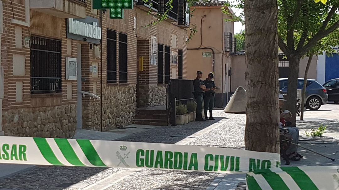 Cordón policial en el Ayuntamiento de Fontanar (Guadalajara)