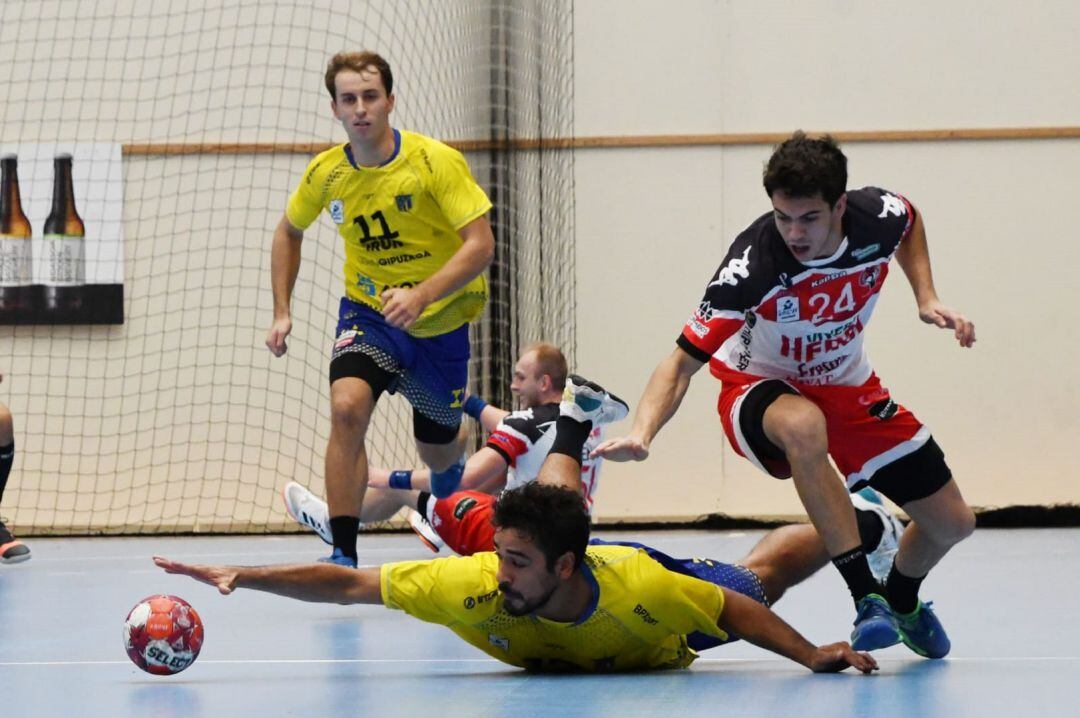 Balonmano Nava pierde ante Bidasoa ofreciendo una buena imagen