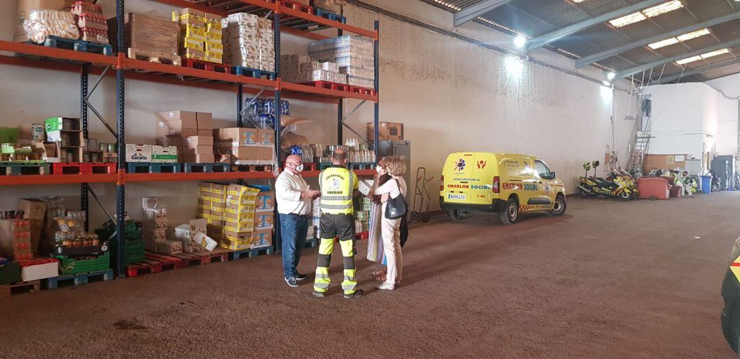 La consul Charmaine Arbouin y la vicecónsul Jackie Stevenson en la sede de la ONG en Lanzarote.