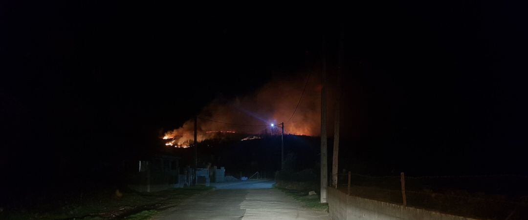 Los focos se aproximaron a las casas en Calvos de Randín