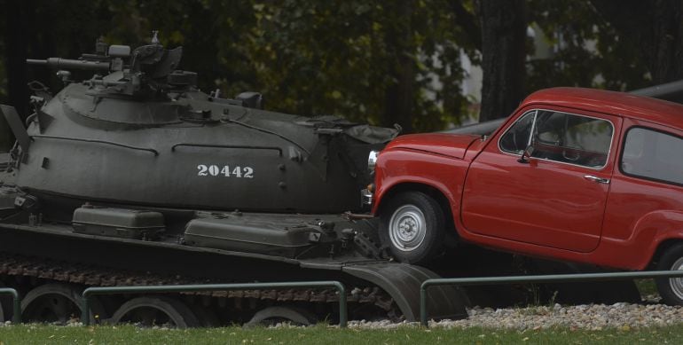 El Fiat 600 atropella al tanque, un monumento simbólico a la resistencia de Osijek en la guerra de los Balcanes