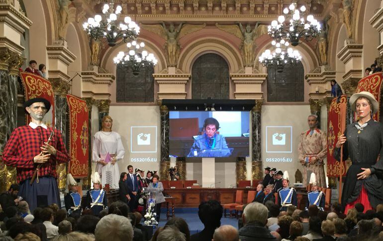 Momento del acto de entrega de las Medallas al Mérito Ciudadano.