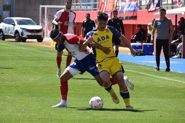 Mario Ortiz junto a un contrario