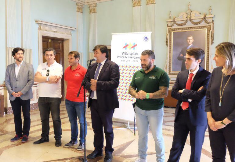 Gabriel Cruz acompañado del comité organizador de los Juegos Europeos y otros concejales