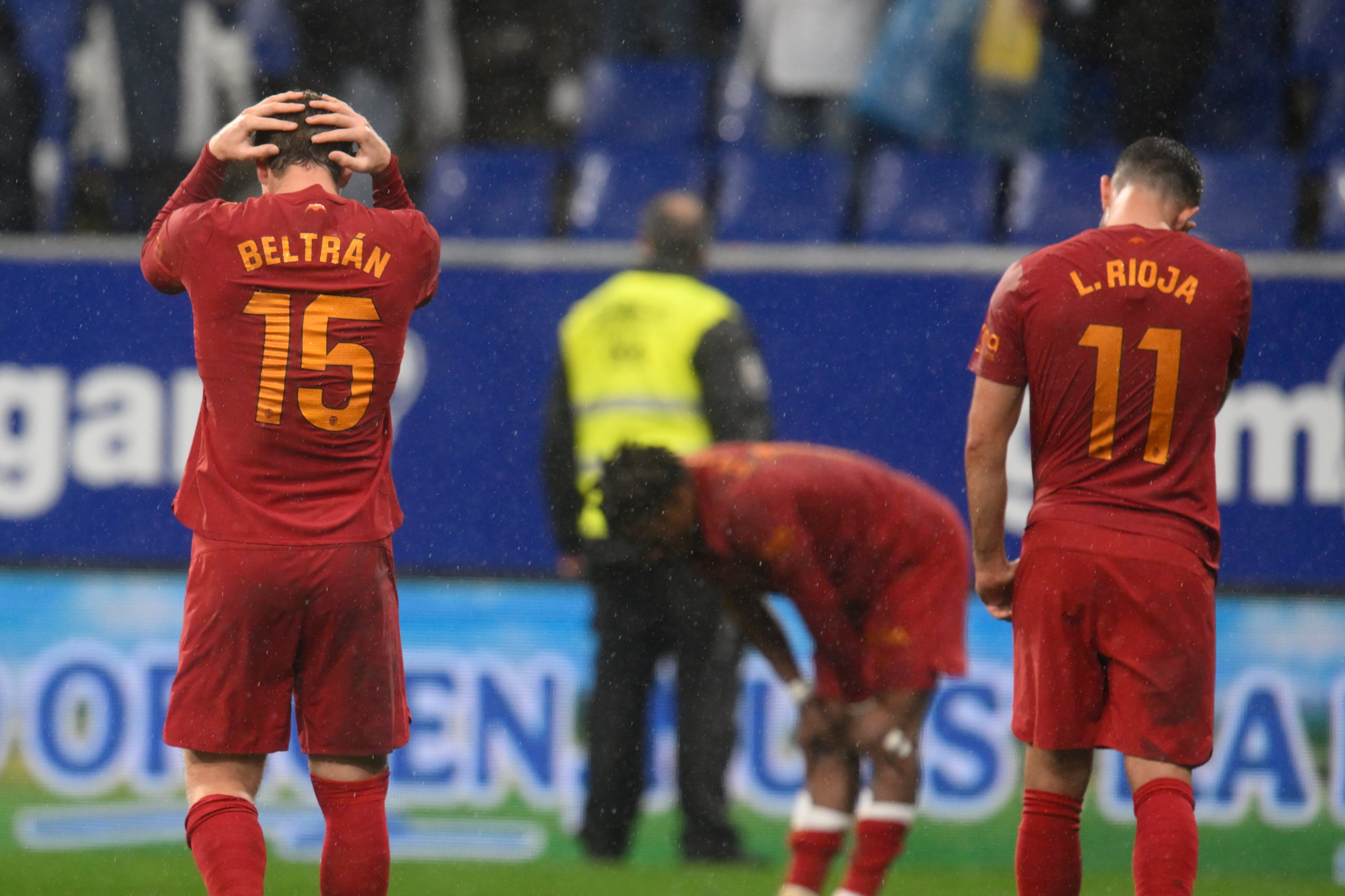 OVIEDO, 14/03/2026.- Los jugadores del Valencia a la finalización del partido de la jornada 28 de LaLiga EA Sports que han disputado el Real Oviedo y el Valencia CF este sábado, en el estadio Carlos Tartiere de Oviedo. EFE/ Eloy Alonso
