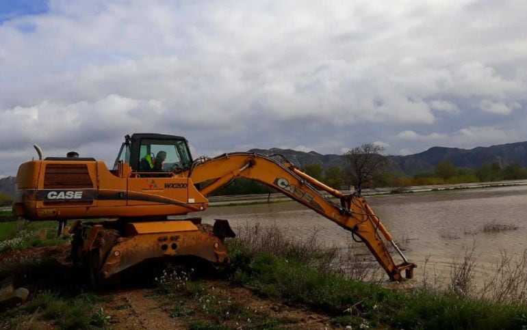 Las máquinas de la Diputación de Zaragoza trabajan para proteger los municipios ribereños de la riada del Ebro 