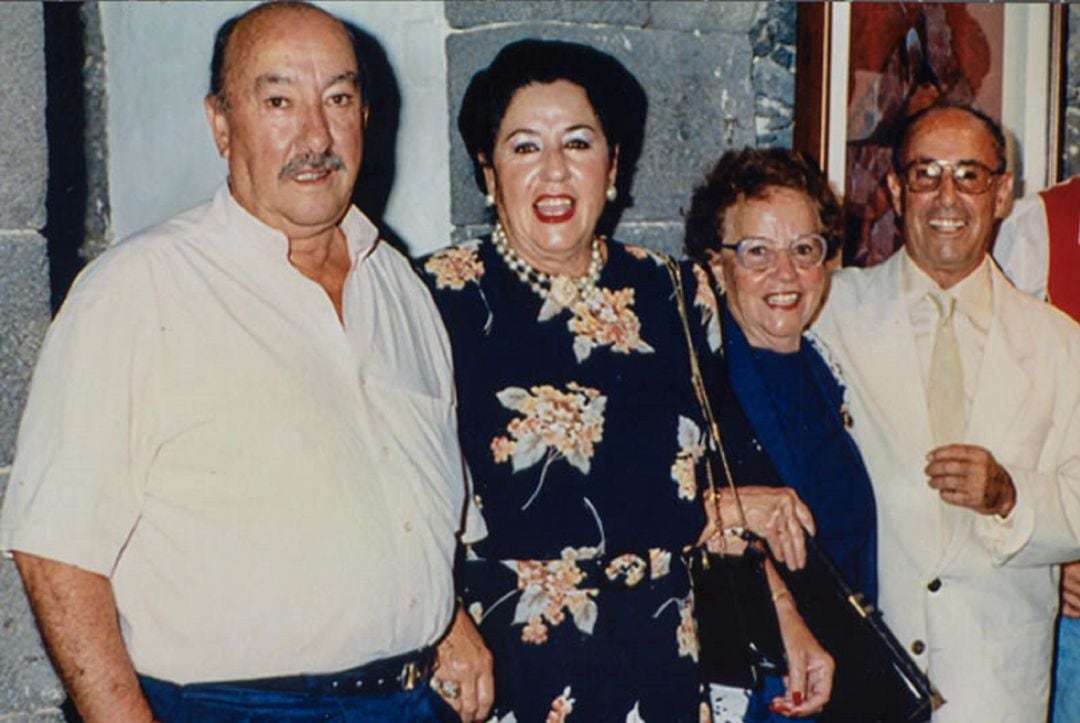 El artista César Manrique (1919-92) posando con sus hermanos Carlos, Juana y Amparo