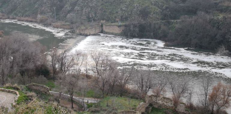 Según la CHT, las espumas aparecidas en Talavera y Toledo se deben al movimiento de agua como cuando batimos un agua