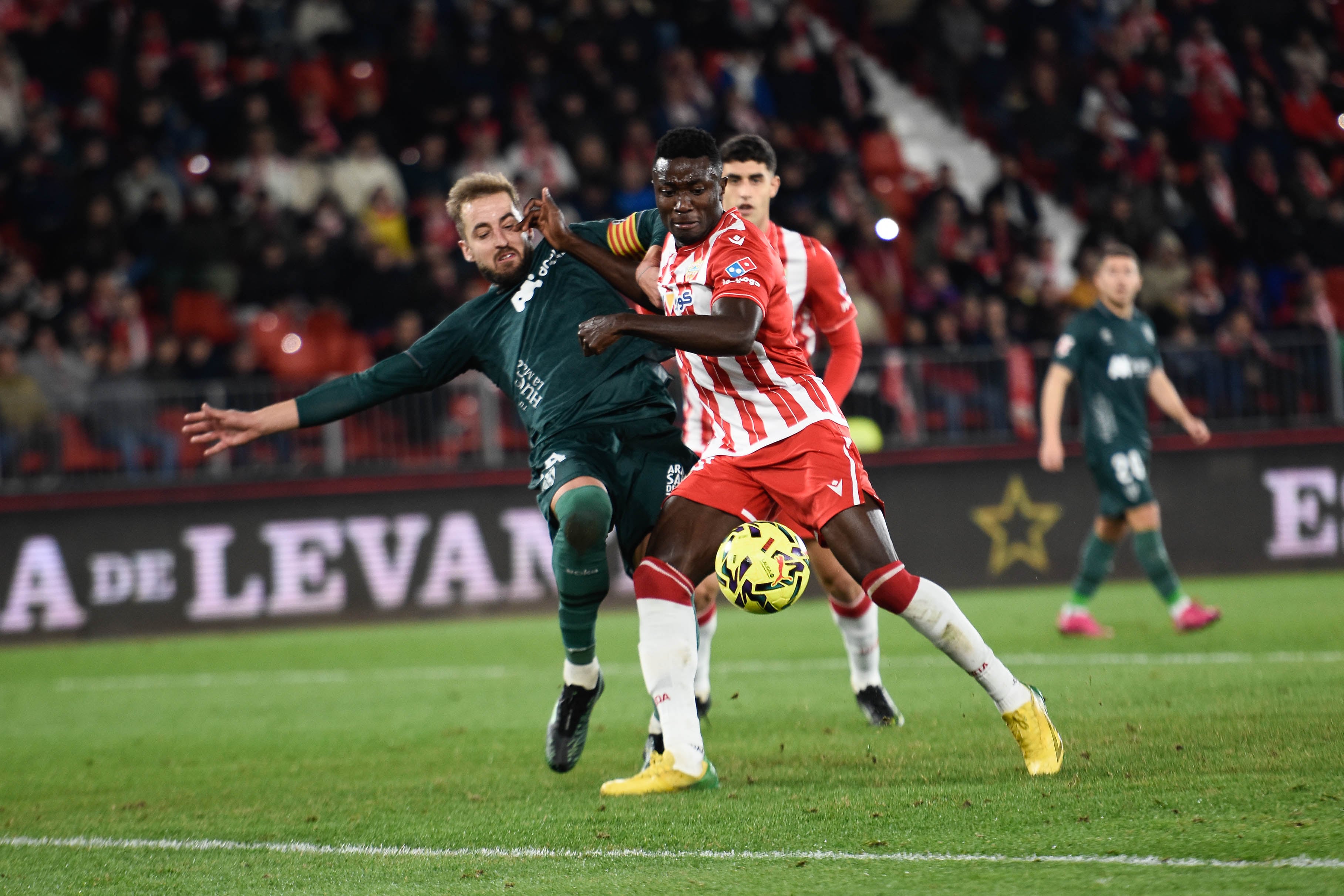 Pulido en una jugada con Soko en el Almería-Huesca.