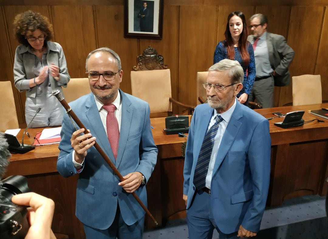 Olegario Ramón muestra el bastón de mando