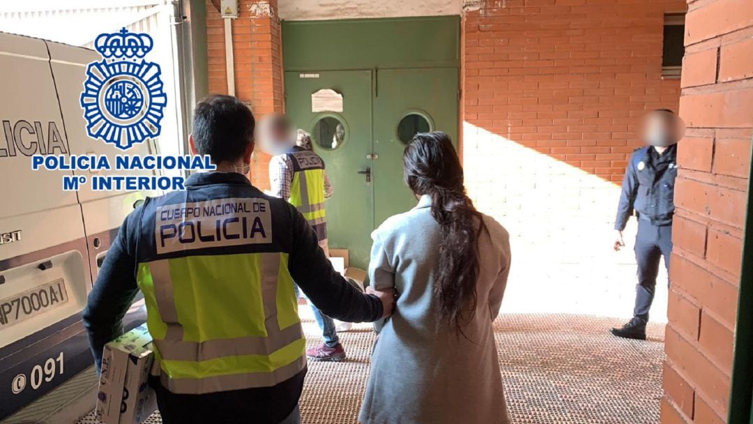 Agentes de la Policía Nacional detienen a una de las sospechosas