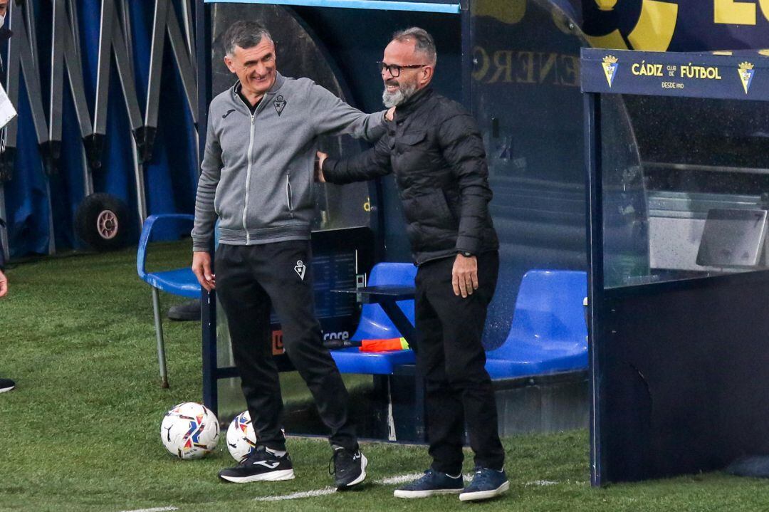 Cervera saluda a Mendilibar, entrenador del Eibar.