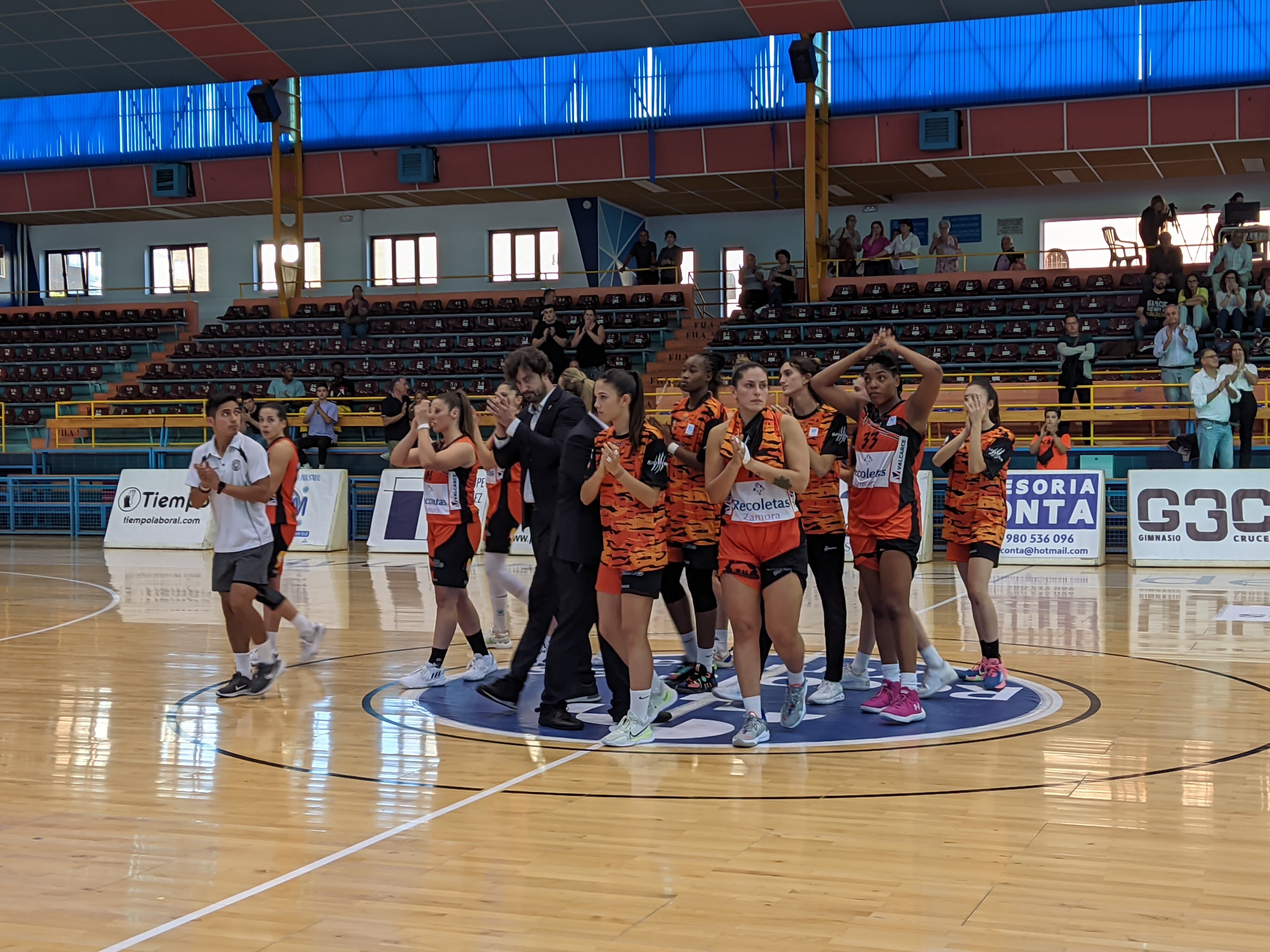 Las jugadoras naranjas aplauden al público al final del encuentro.