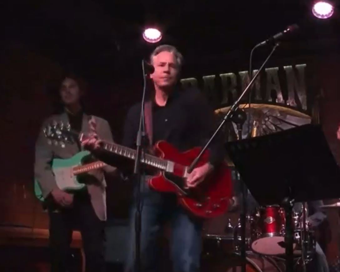 Antony Blinken tocando la guitarra en Kiev