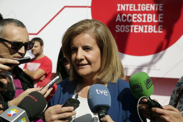 - La ministra de Sanidad en funciones, Fátima Báñez, atiende a los medios de comunicación tras su visita a la casa accesible y sostenible que ha presentado hoy la Fundación ONCE. EFE