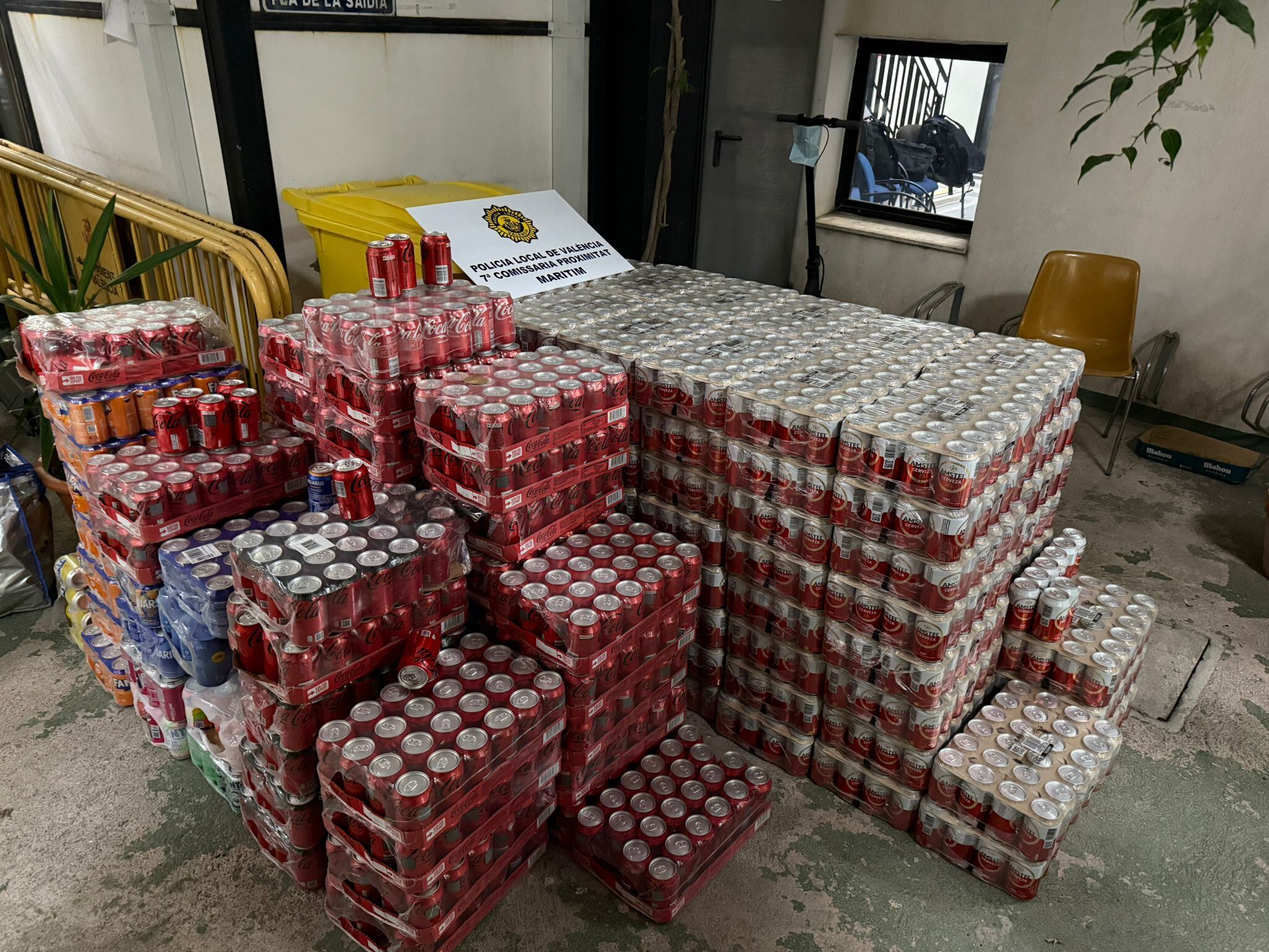 Latas que se iban a vender en las playas de València y que han sido destruidas.