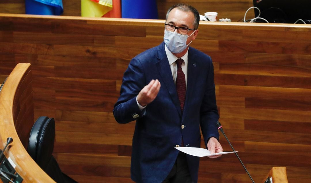 El Consejero de Salud, Pablo Fernández, durante una de sus intervenciones en el Pleno de la Junta General