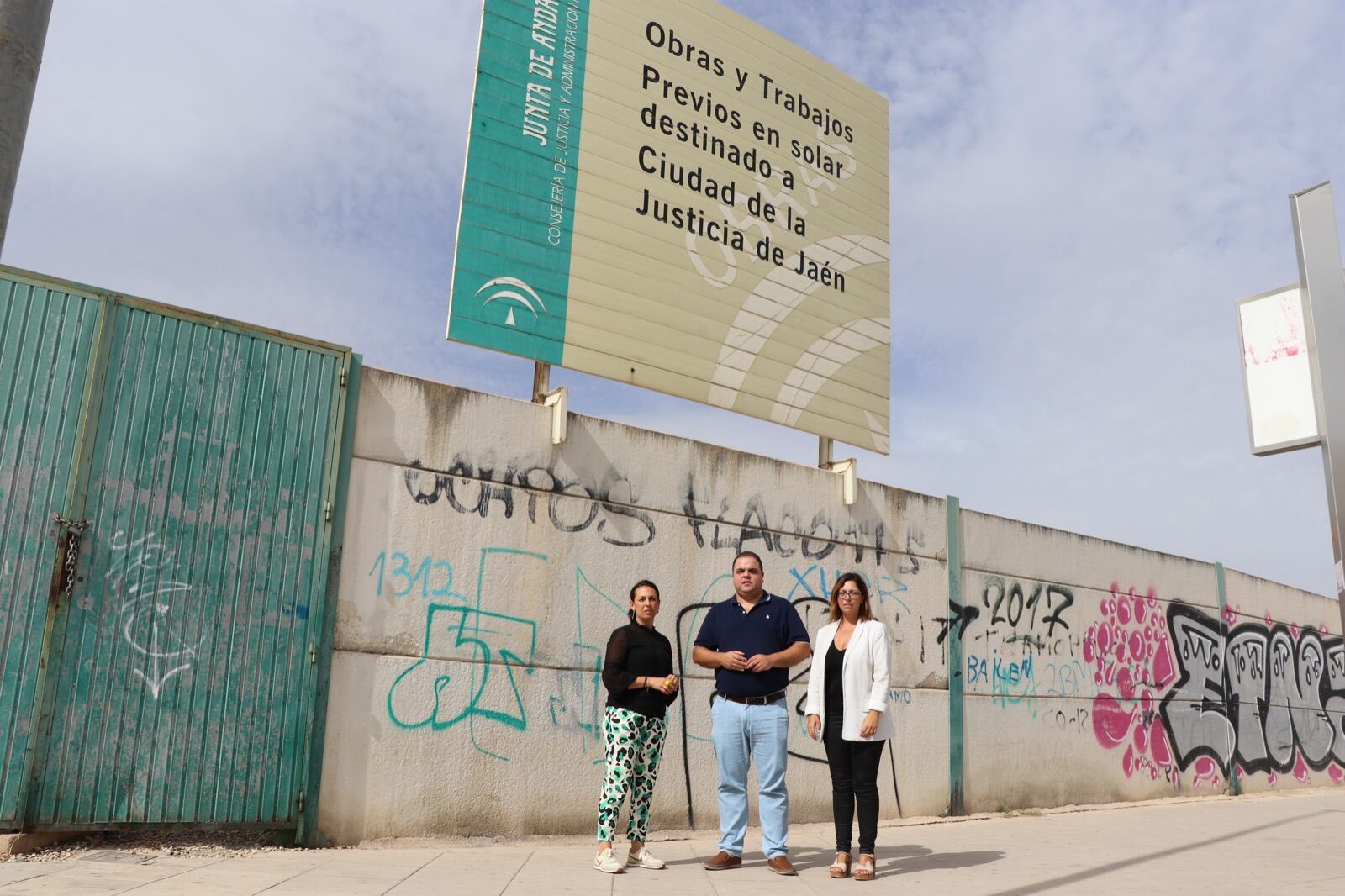 Los socialistas Mercedes Gámez, Víctor Torres y África Colomo ante el solar que se destinará a la Ciudad de la Justicia de Jaén