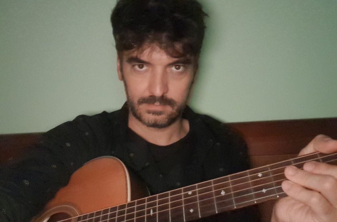 Sean Frutos, vocalista de Second, en casa durante el confinamiento