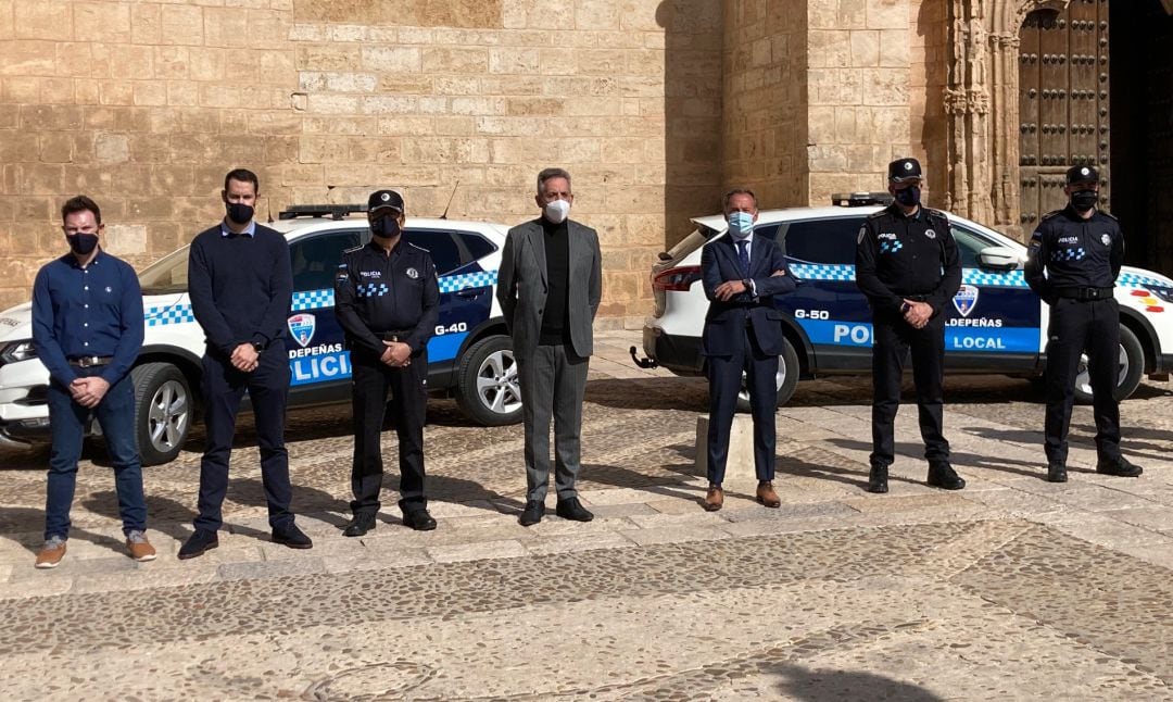 Imagen de algunos de los nuevos efectivos policiales, junto al alcalde de Valdepeñas, Jesús Martín, y el concejal de Seguridad Ciudadana, Paco Delgado