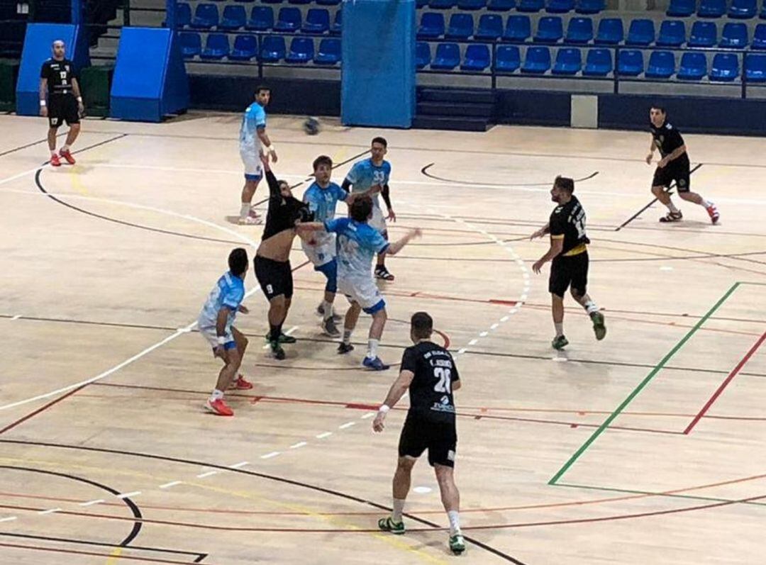 El Elda - C.E.E. se enfrentó a la mejor defensa del grupo