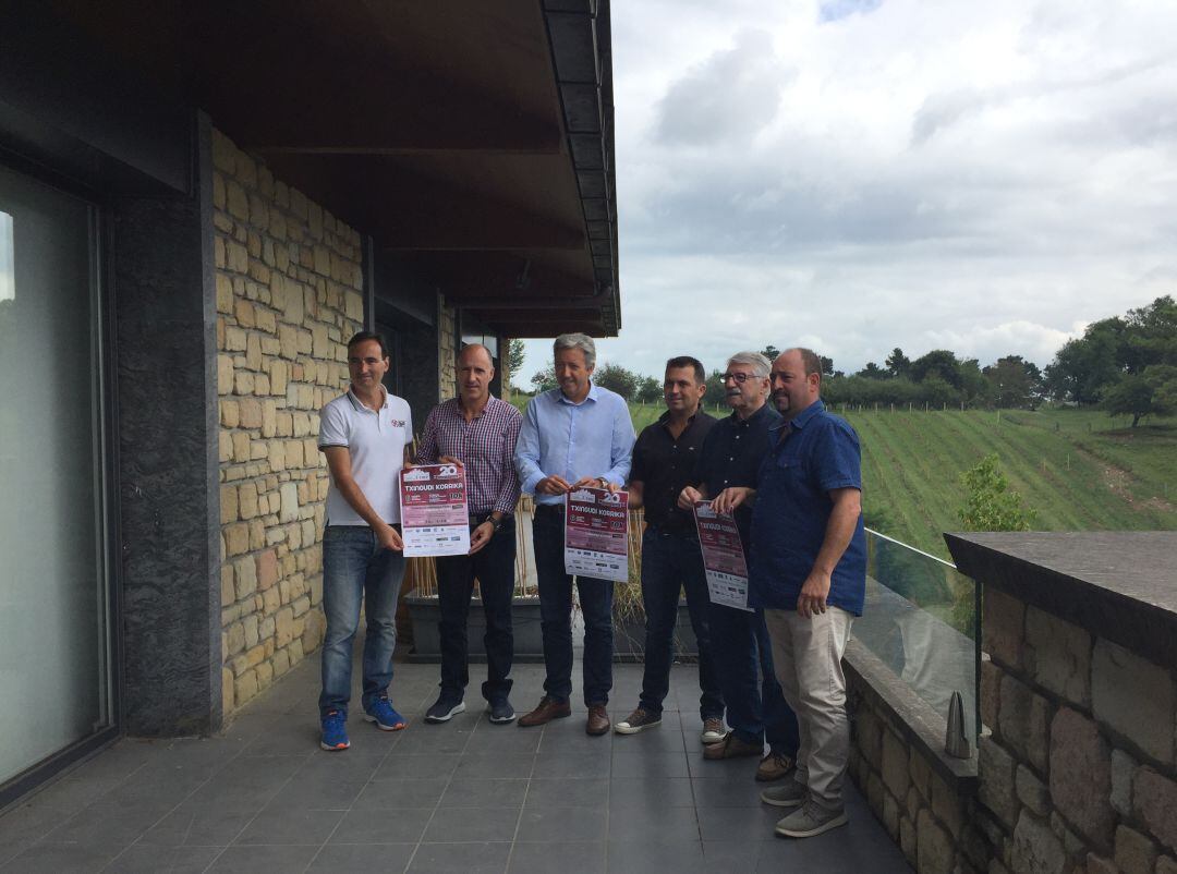 Organizadores y representantes institucionales posan con el cartel de la prueba en la Bodega Hiruzta