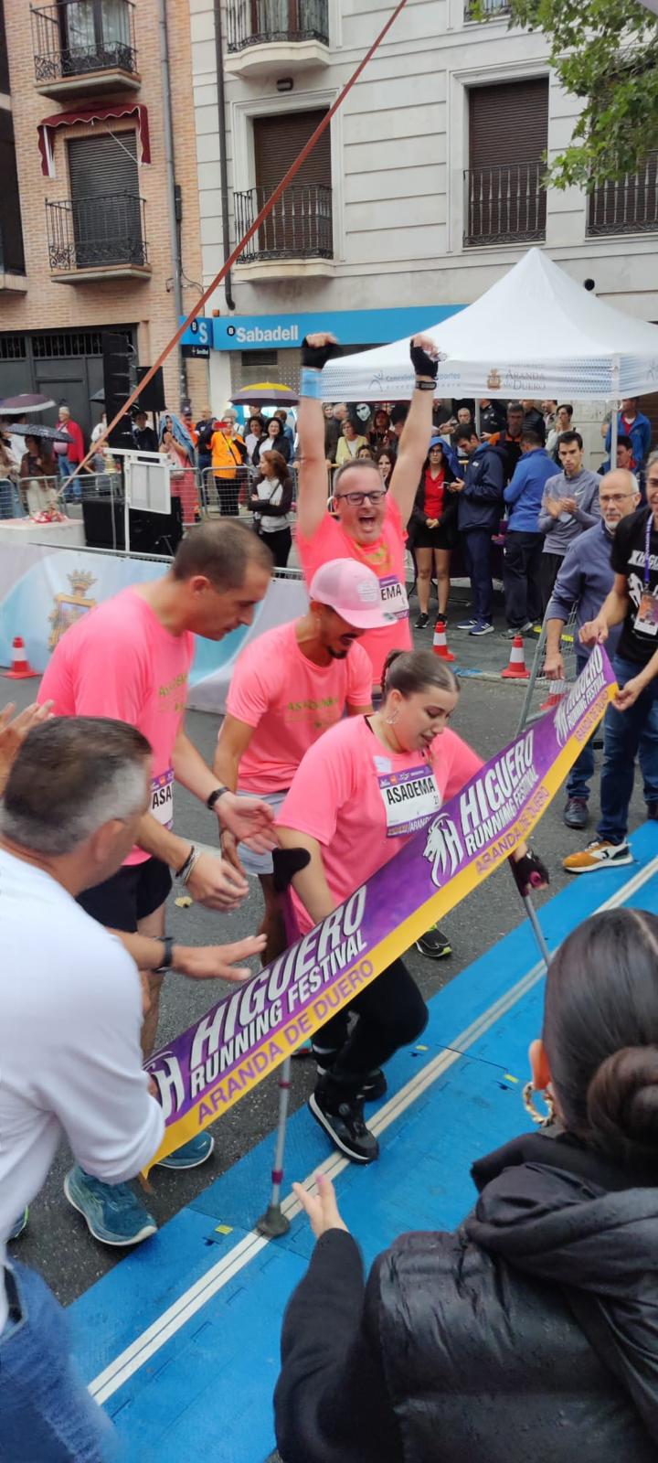 Paula cruzando la meta en la HRF