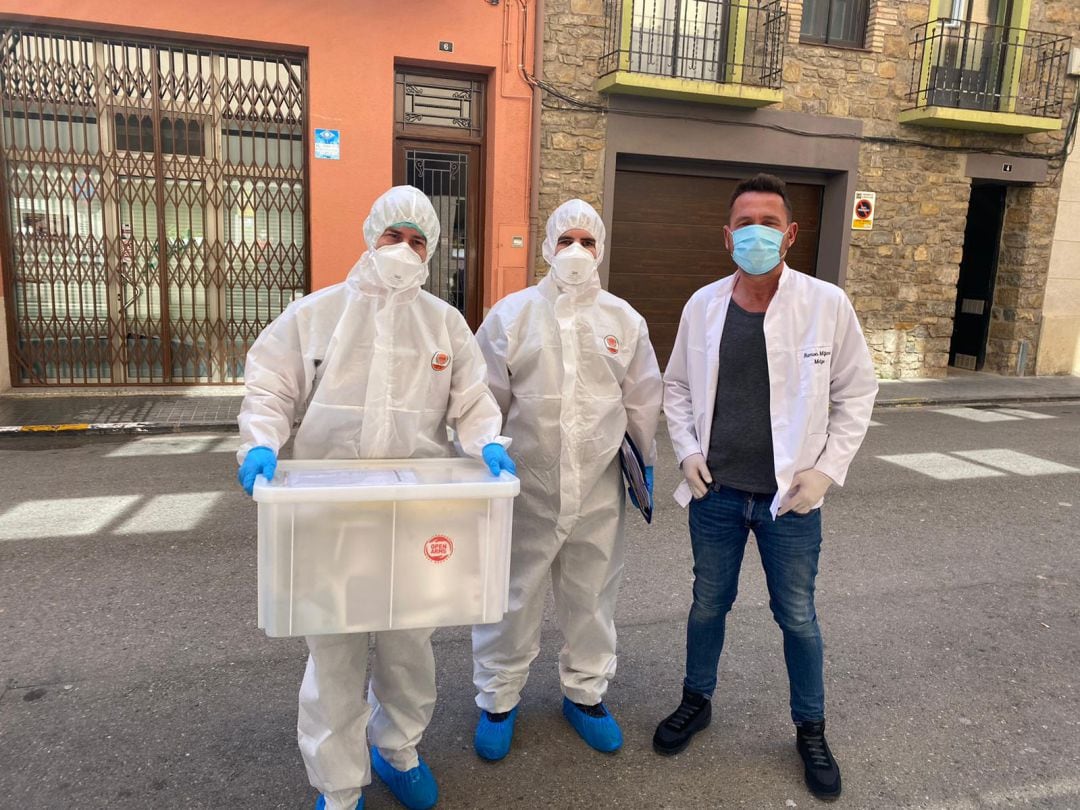 Ramon Mitjana, a la dreta, en la recollida de mostres de l'assaig clínic CQ4COV19, el passat 4 d'abril