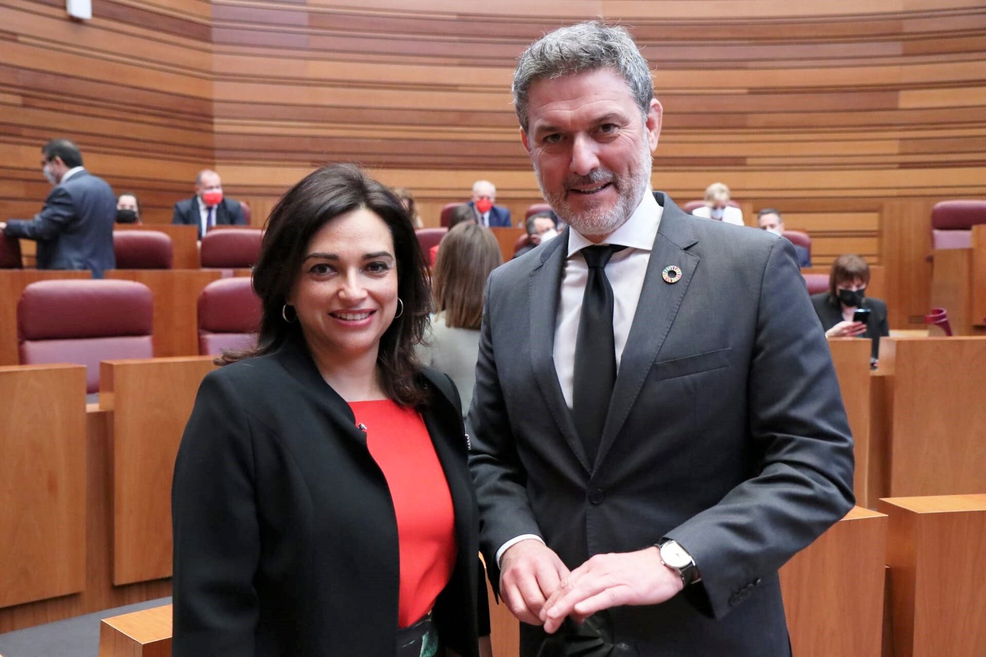 Los procuradores socialistas Alicia Palomo y José Luis Vázquez en las Cortes de Castilla y León