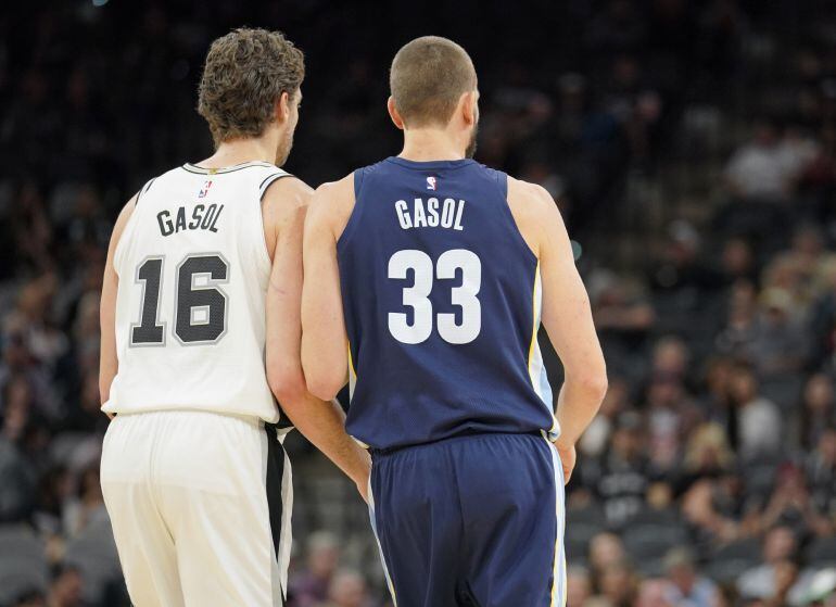 Pau y Marc, durante el partido entre San Antonio y Memphis