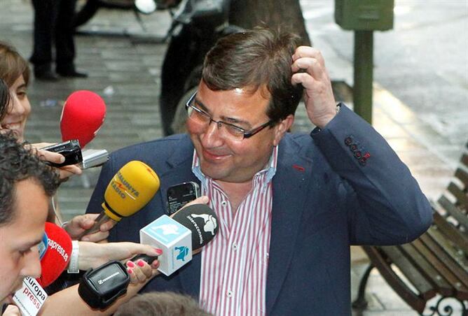 Guillermo Fernández Vara charla con los periodistas antes de la reunión