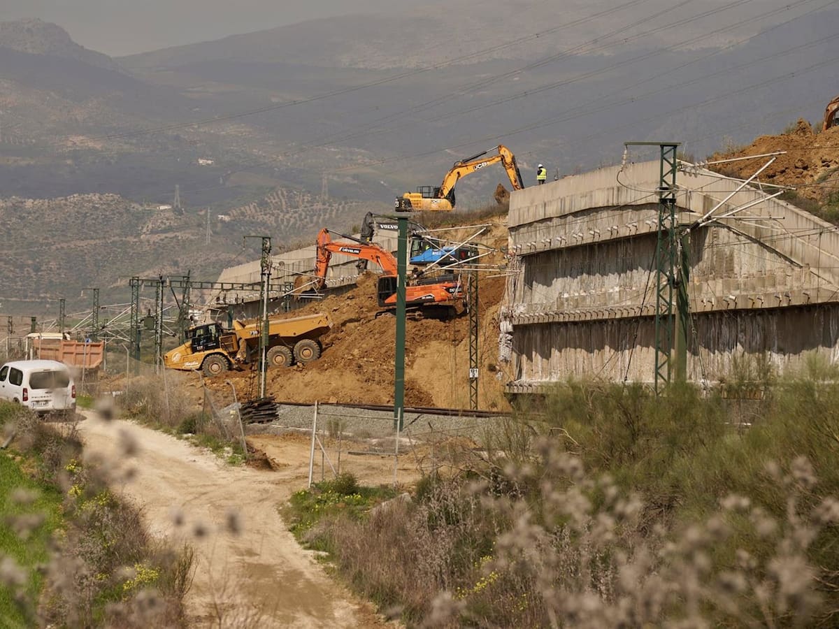 Adif trabaja las 24 horas en la reparación del talud en Álora que afecta a la alta velocidad Málaga-Madrid
