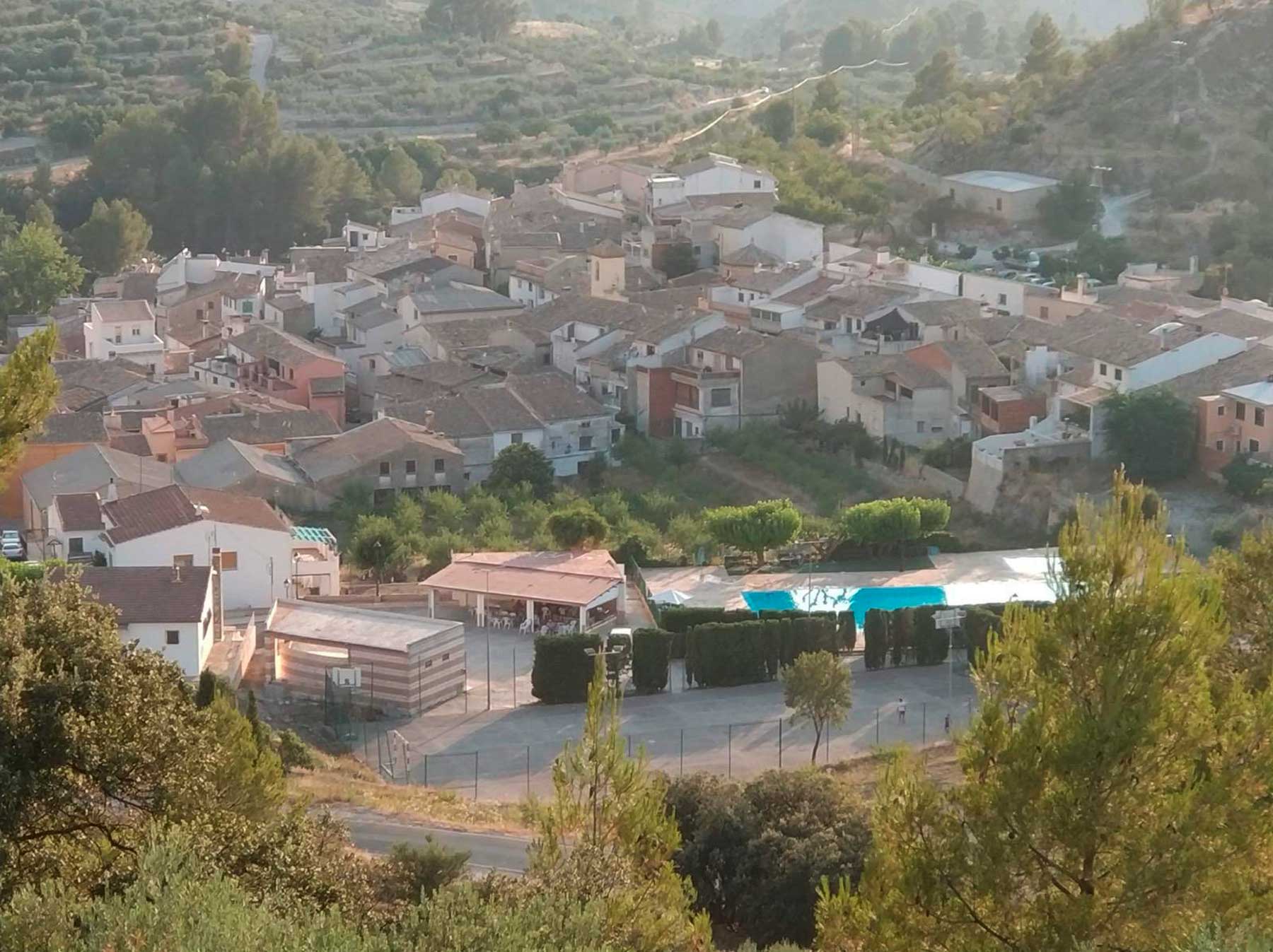 Imatge de la zona del poliesportiu de Quatretondeta d'on partirà la ruta guiada pel matí i on tindrà lloc el concert per la vesprada