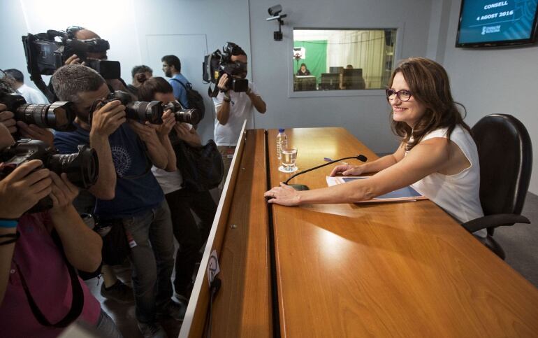 La vicepresidenta y portavoz del Consell, Mónica Oltra, sonríe a los medios gráficos al comienzo de la rueda de prensa en la que ha informado de los acuerdos alcanzados por el Gobierno de la Generalitat en su sesión plenaria semanal, que hoy ha abordado c