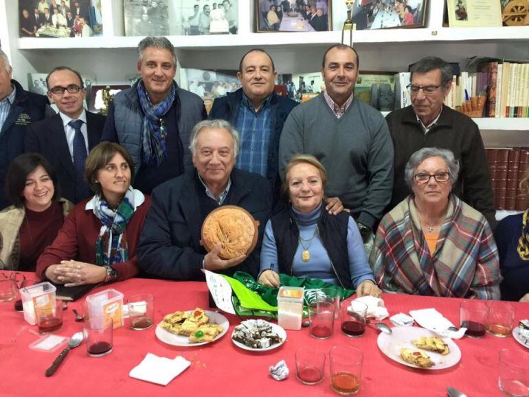 Miembros de la Asociación contra el Cáncer con los Amigos del Arroz con Costra