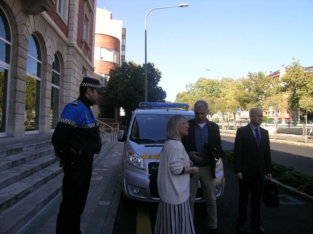 Momento de la entrega de la furgoneta