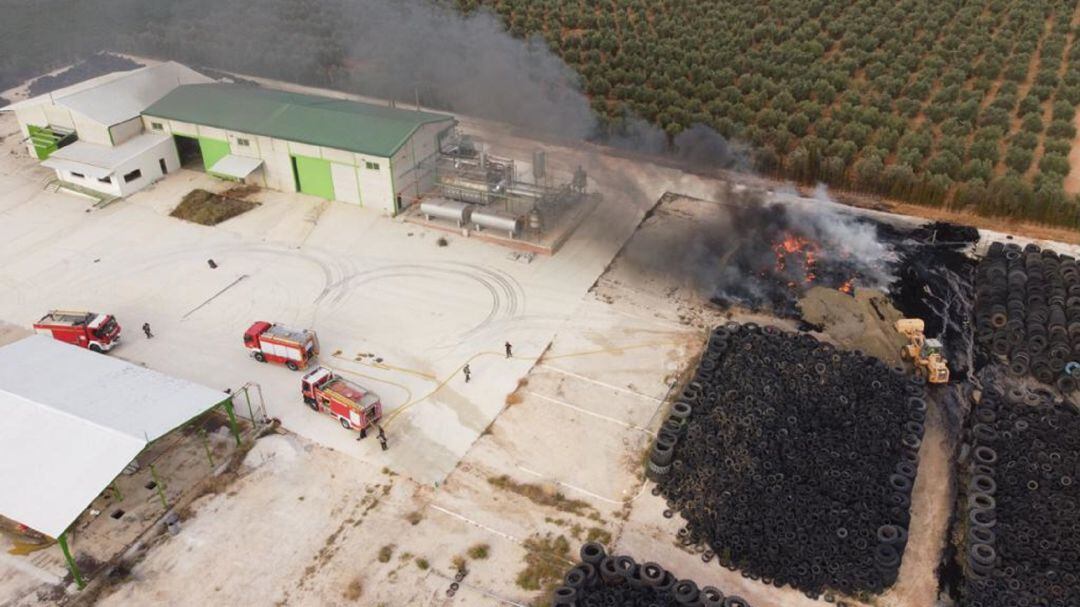 Incendio en una planta de neumáticos en Puente Genil. 