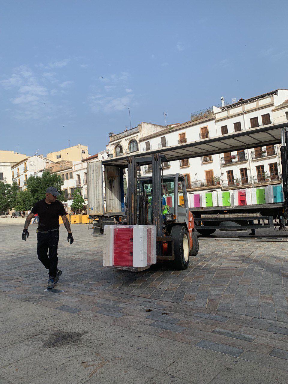 Trabajos de descarga de la réplica de las letras de Cáceres