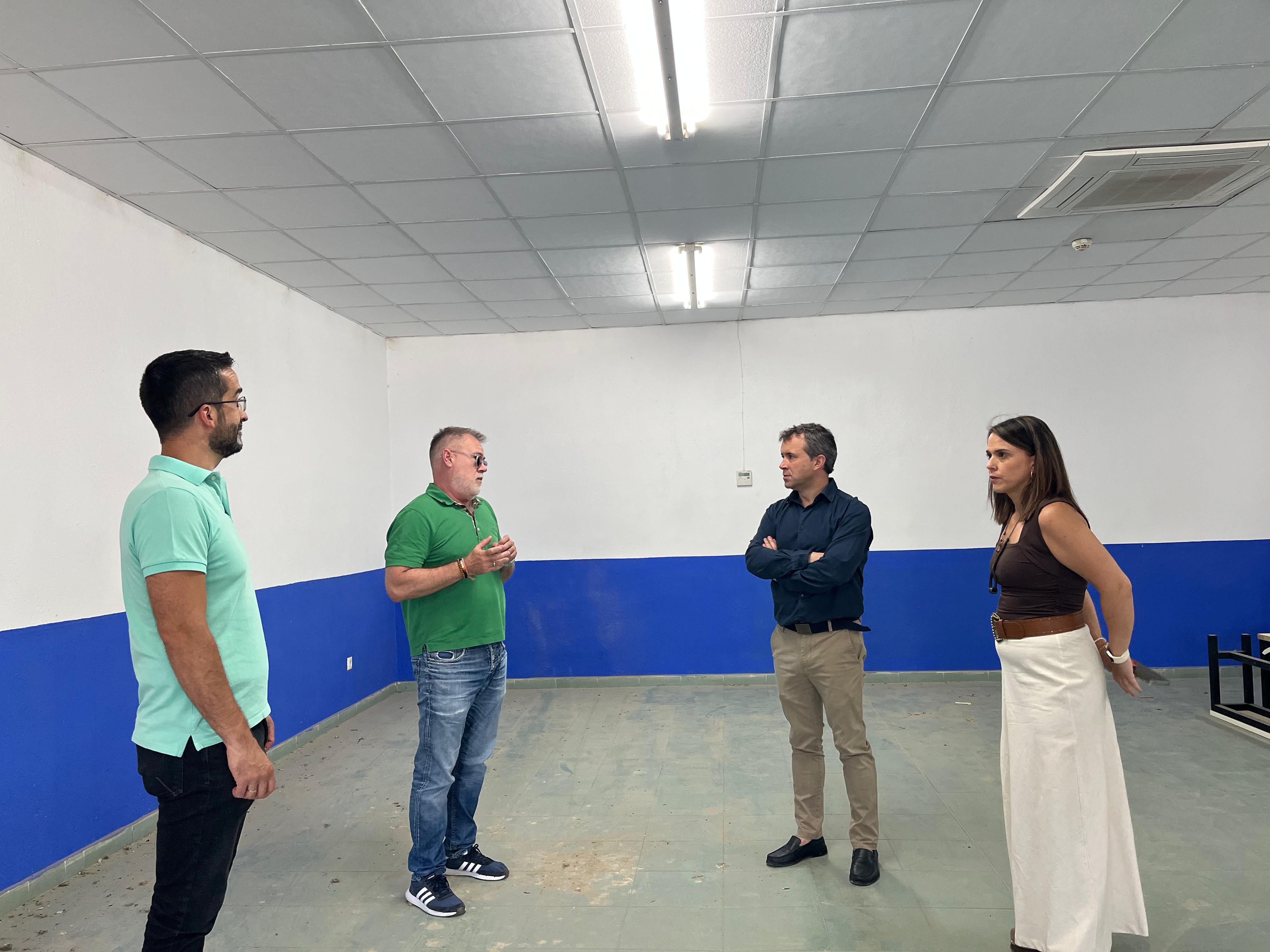 El alcalde, Julio Millán, y la concejala de Servicios Sociales, Ángeles Díaz de la Torre, visitan el Centro Municipal de Atención a personas sin hogar en carretera de Granada.