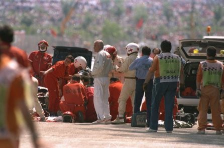 Ayrton Senna siendo atendido por asistencias médicas tras su accidente en Imola