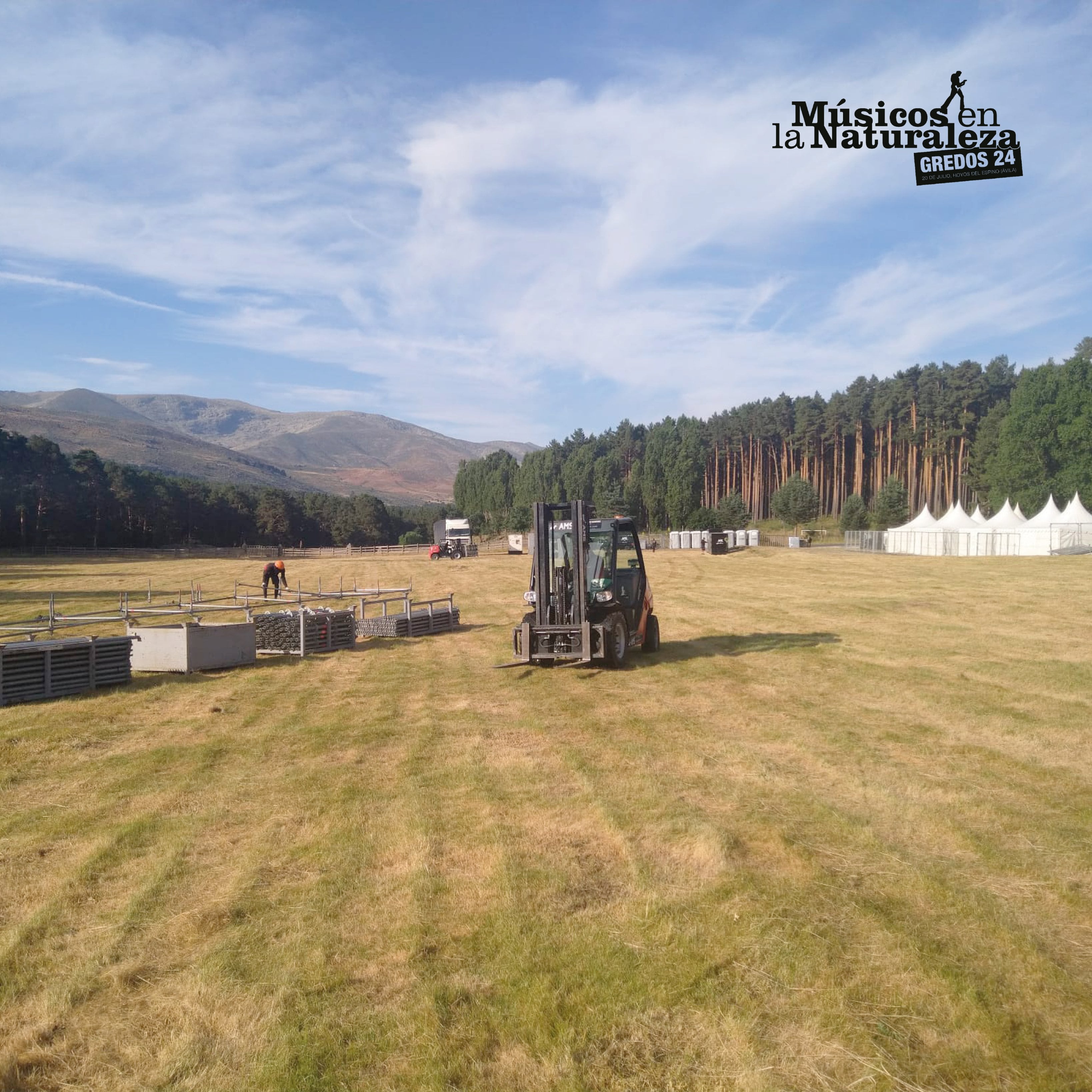 Montaje del escenario Músicos en la Naturaleza en Hoyos del Espino (Ávila)