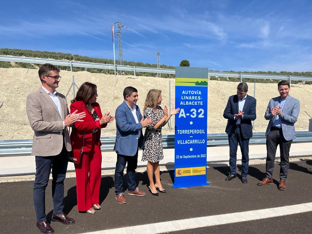 La ministra de Transportes, Raquel Sánchez, junto al punto kilométrico, inaugura el tramo de la A32 entre Torreperogil y Villacarrillo.