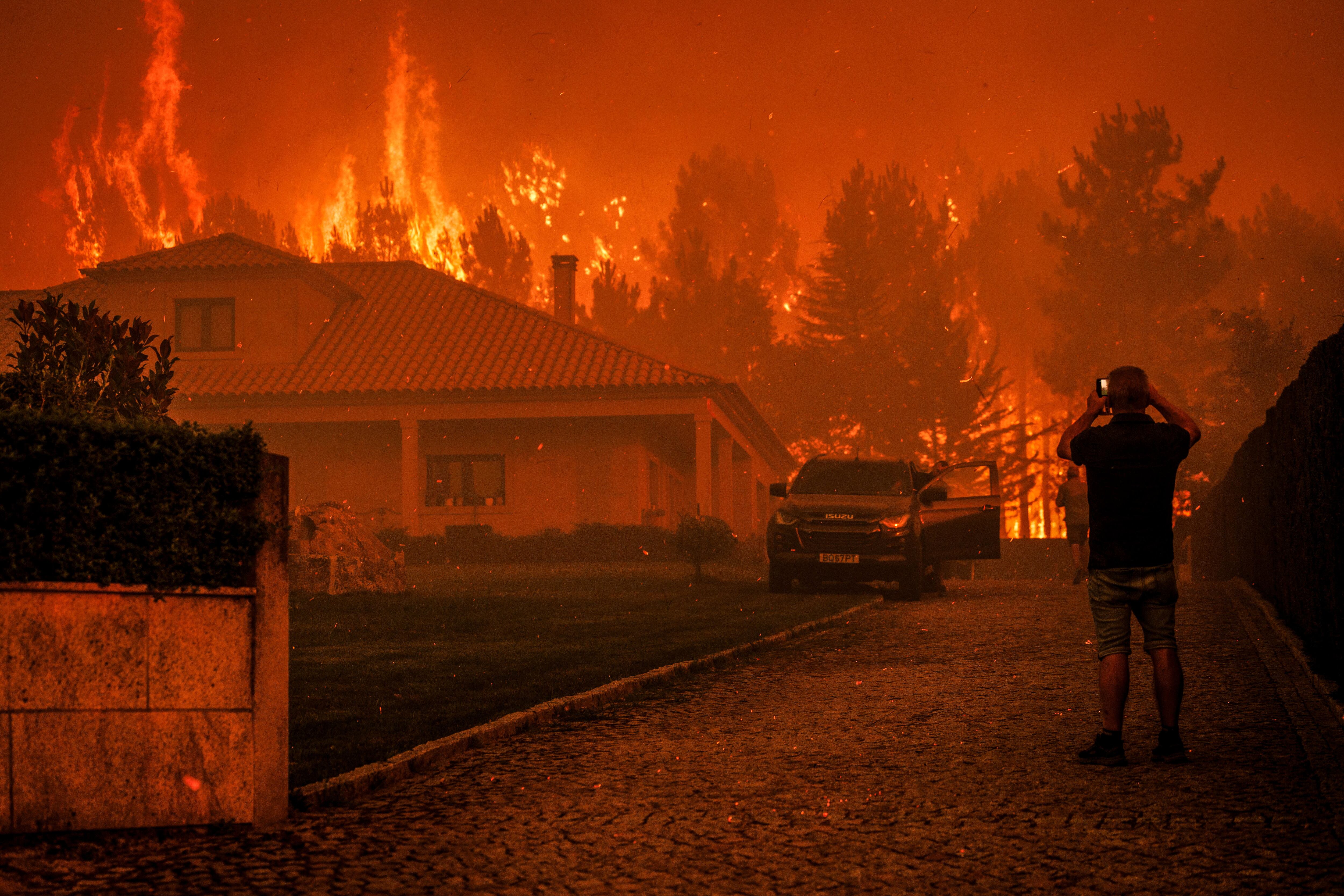 Un hombre observa uno de los incendios que asola Portugal, en el municipio de Sernancelhe